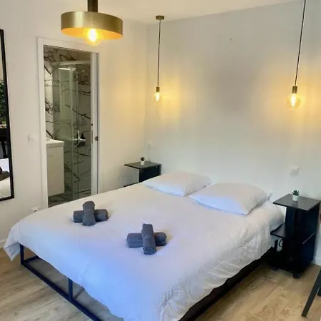 Moderne Au Coeur Du 8e Parigi
